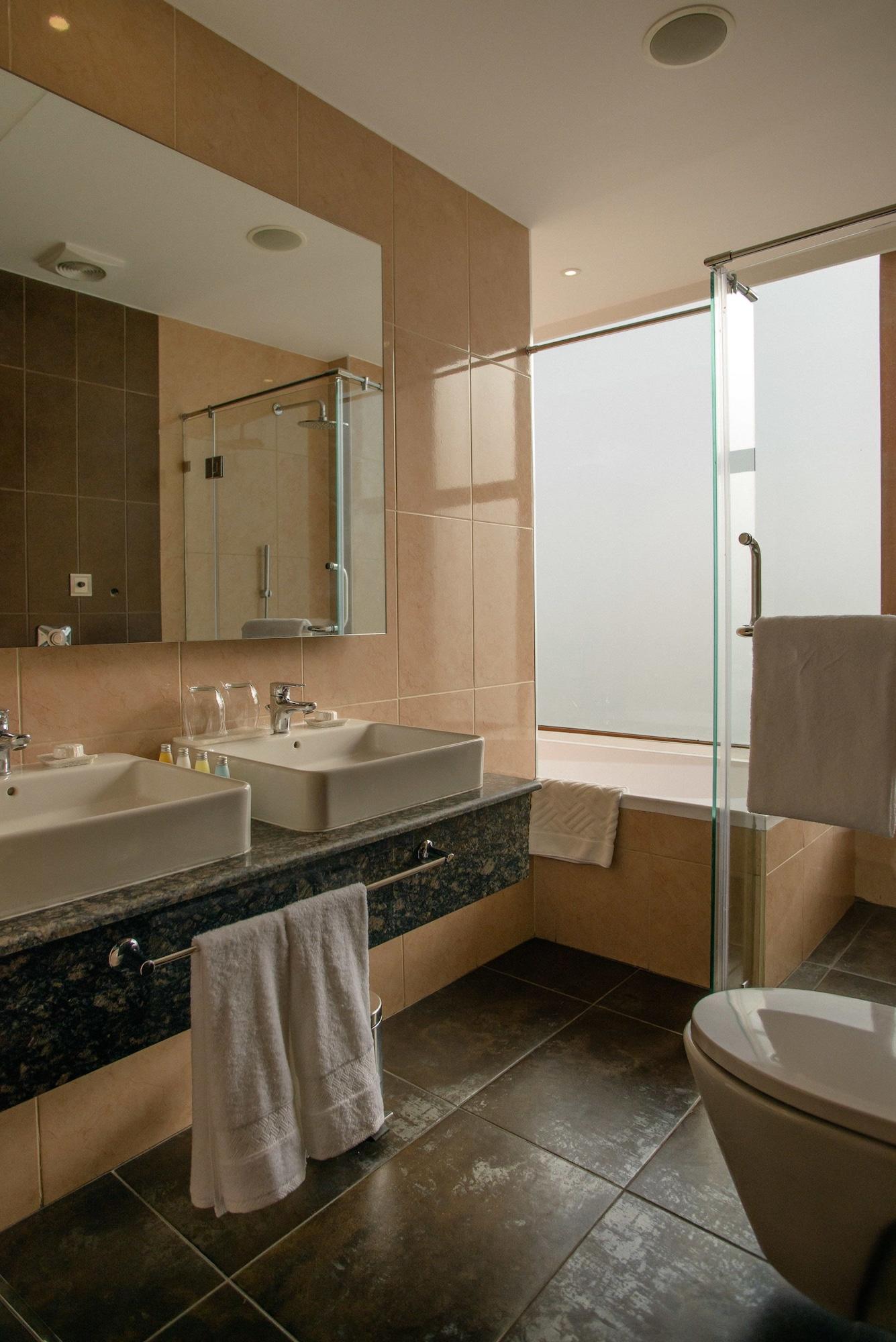 The Concord Hotel & Suites Nairobi Bagian luar foto A bathroom with a shower enclosure