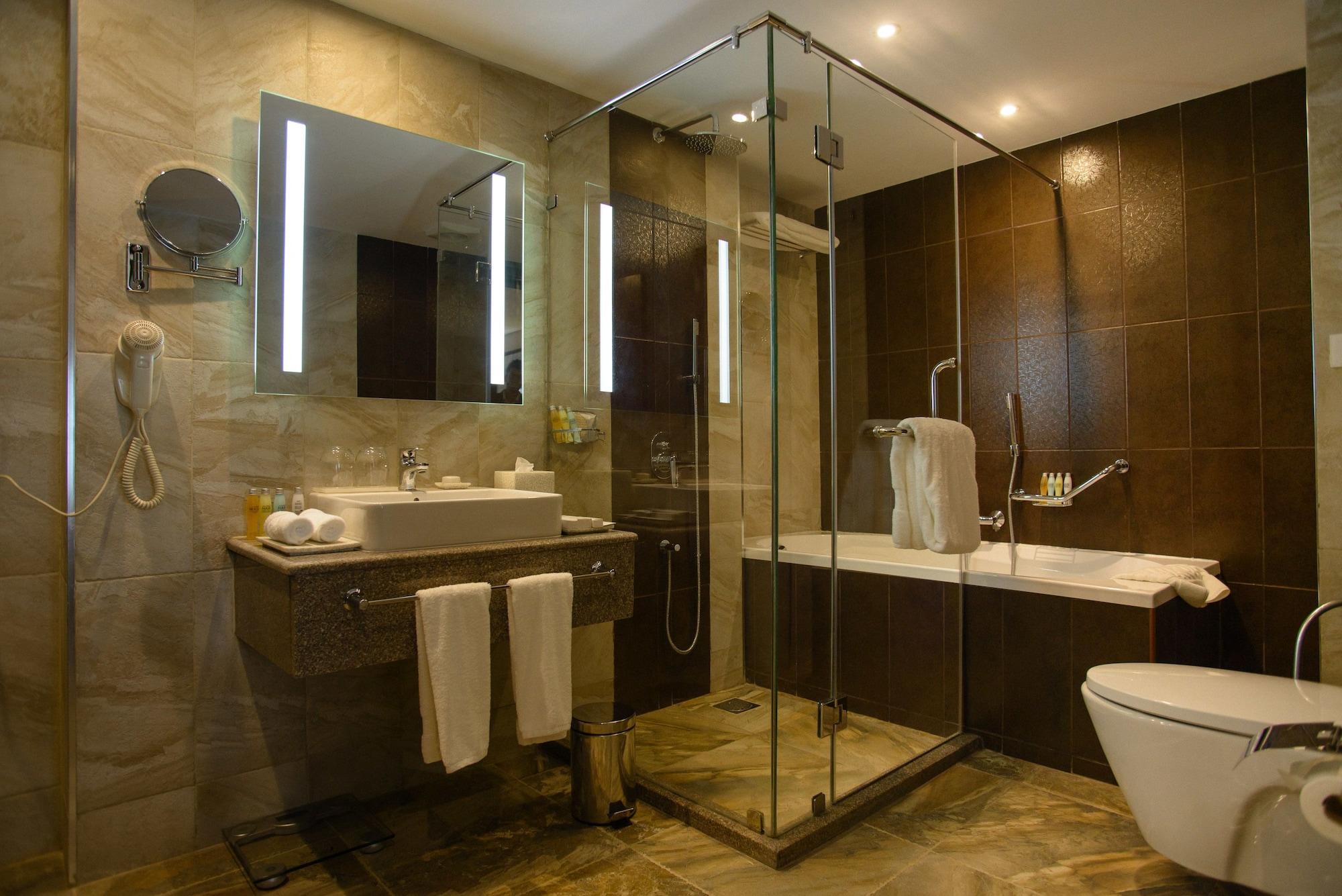 The Concord Hotel & Suites Nairobi Bagian luar foto A bathroom with a shower cubicle